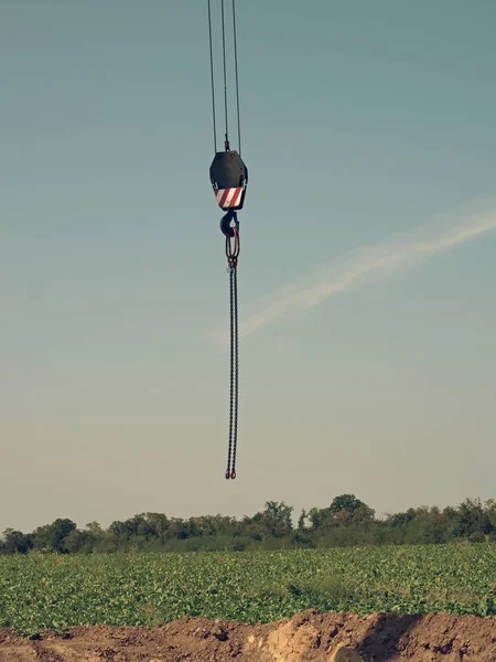 Crochet vide d'une grande grue en action de construction extérieure. Alcool vide digéré dans le champ . — Photo