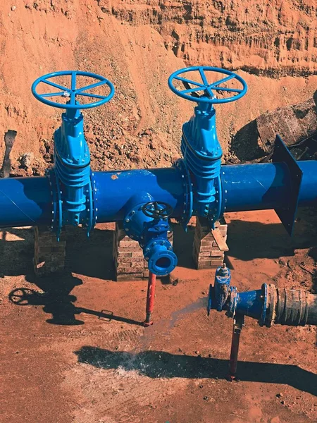 Задвижка затвора для питьевой воды диаметром 500 мм с втулкой трубы - ремонт магистрального водопровода — стоковое фото