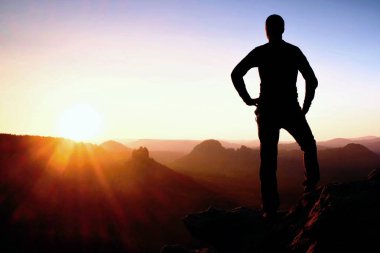 Kalçalarına ellerini yaşamalı. Sporcu siluet Daybreak doğada.