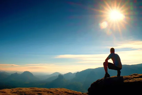 Frihed hiker sidde øverst tåget vlley og nyde morgenen i smuk natur - Stock-foto