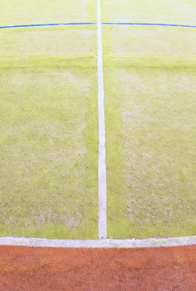 Kopott műanyag szőrös szőnyeg, a bíróságon kívüli hanball. Emeleten színes jelölő vonalak. — Stock Fotó