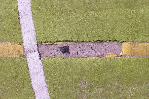 Défauts dans l'aire de jeux. Lignes endommagées dans le terrain de handball extérieur . — Photo