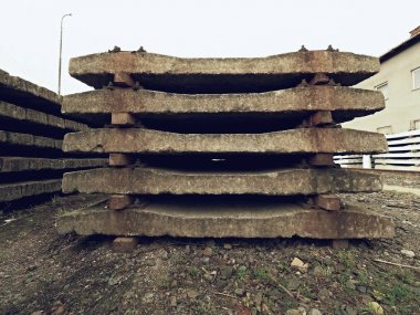 Hisse senedi ayıklanan eski beton uyuyanlar. Eski paslı beton demiryolu bağları depolanan kullanılan 