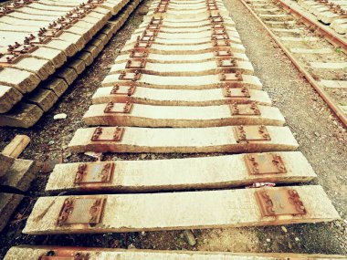 Hisse senedi ayıklanan eski beton uyuyanlar. Eski paslı beton demiryolu bağları depolanan kullanılan 