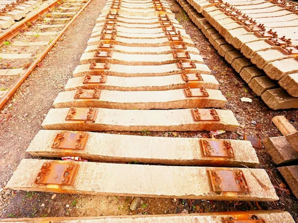Extraherade gamla Betongsliprar i lager. Gamla rostiga används betong järnvägen band lagras — Stockfoto