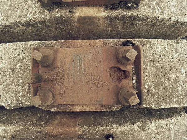 Wyodrębnione starych podkładów betonowych w magazynie. Stary zardzewiały używane beton kolejowy więzi przechowywane — Zdjęcie stockowe
