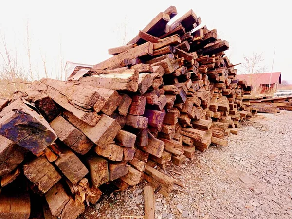 Hemska lukten högen av extraherade gamla trä band. Gamla oljad används ek järnvägssyllar lagras — Stockfoto