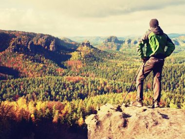 Keskin rock tepe üzerinde kal adamım. Uzun yürüyüşe çıkan kimse tatmin manzarasının tadını çıkarın. Aşağı kayalık uçurum izlerken uzun boylu adam
