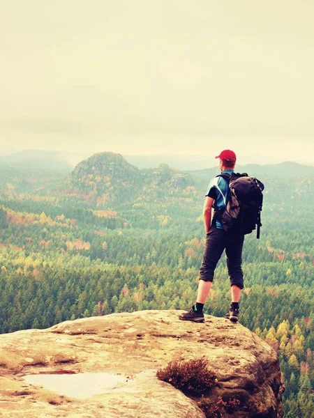 Mochilero excursionista alcanza la cima de la cima de la montaña. Éxito, libertad y felicidad —  Fotos de Stock