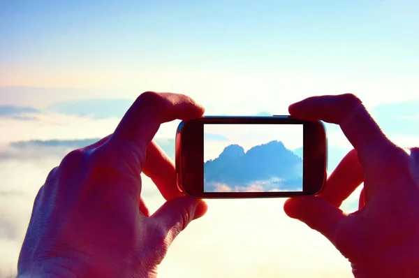 日当たりの良いロッキー山脈風景のスマート フォン携帯電話写真 — ストック写真