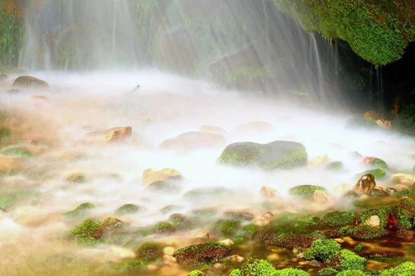 Shinning gocce. Cascata di piccolo torrente di montagna, massi muschiati . — Foto Stock