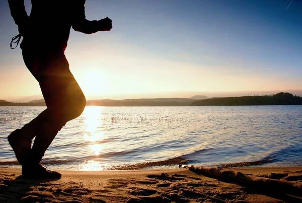 Siluet spor etkin adam çalıştıran ve gün batımında sahilde egzersiz. — Stok fotoğraf