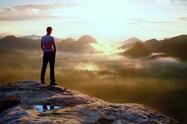 Yalnız uzun yürüyüşe çıkan kimse beyaz gömlek ve kırmızı kap üzerinde durabilen rock rock empires park ve seyretmek zirvesine puslu ve sisli bir vadi üzerinde Güneş'e. Doğa mucizesi 