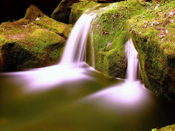 Wehr im Bergbach mit kristallklarem Wasser. Moosige Felsbrocken. — Stockfoto