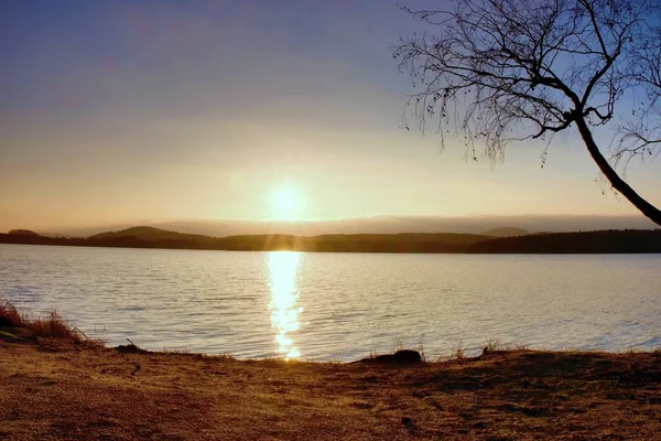 湖の上のロマンチックなカラフルな夕日。白樺の木とホット赤い水の鏡で太陽のビーチ — ストック写真