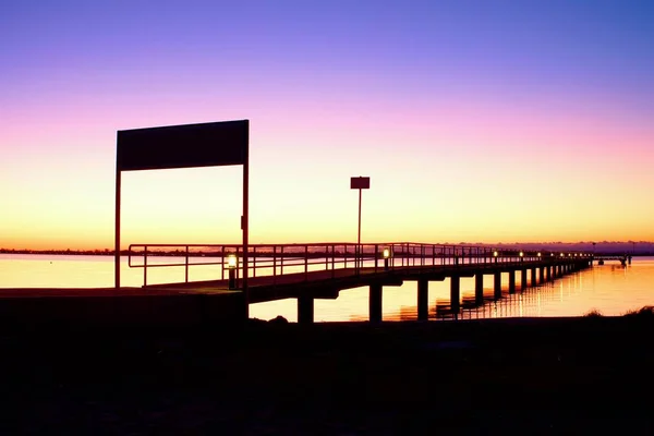 Morgen im Hafen. Touristen Pier über dem Meer. sonniger blauer Himmel, glatter Wasserstand — Stockfoto