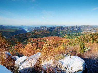 Soğuk altın Bahar şafak. Yerde kar. Ormanlar doruklarına sis arttı
