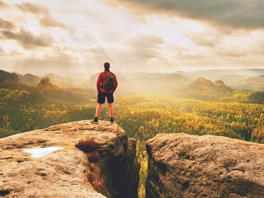 Turist Rehberi kayalık görünümünde Polonyalılar ile el üzerine gelin. Uzun yürüyüşe çıkan kimse sportif sırt çantası ile stand devam et