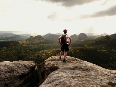 Turist Rehberi kayalık görünümünde Polonyalılar ile el üzerine gelin. Uzun yürüyüşe çıkan kimse sportif sırt çantası ile stand devam et