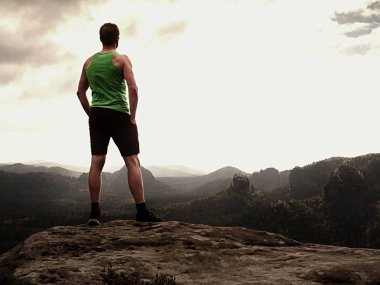 Adam tişört ve pantolon. Turizm peyzaj seyir dağ tepe üzerinde.