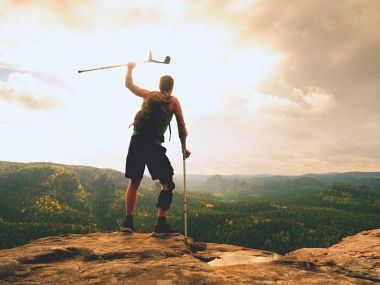Adam bir koltuk değneği ile ve kırık bacak diz küme ayracı özelliği sabit. Yaralı bacak bandaj ile seyahat 