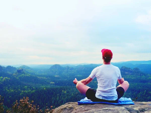Yoga practicando en cumbre de montaña con vista aérea del valle de montaña. Deportista alto practicando yoga —  Fotos de Stock