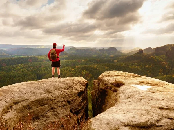 Fotoğraf kayanın üzerine telefonla çıkart. Moody yatay yukarıda ıslak kayalık tepe