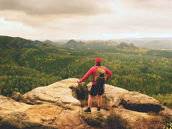 Adam hiker trekking Polonyalılar ve sırt çantası bir dağın tepesinde. Seyahat etmek sırt çantası ile