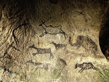 Geyikler, mamut ve Ren geyiği insan av boya. Tarihsel siyah karbon sanat