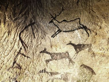 Geyikler, mamut ve Ren geyiği insan av boya. Tarihsel siyah karbon sanat