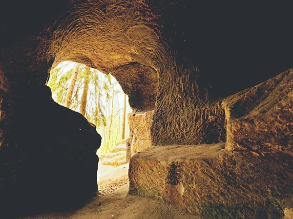 End of cave, enter to underground caves and catacomb. The journey underground — Stock Photo, Image
