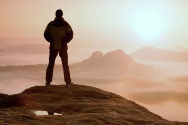 bir dağın tepesinde duran ve gündoğumu zevk tek başına fiyatı