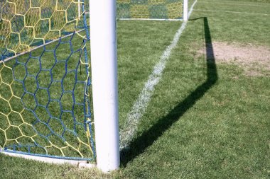 kıvrık futbol ağlar, futbol futbol net asmak. Futbol oyun arka planda üzerinde çim 