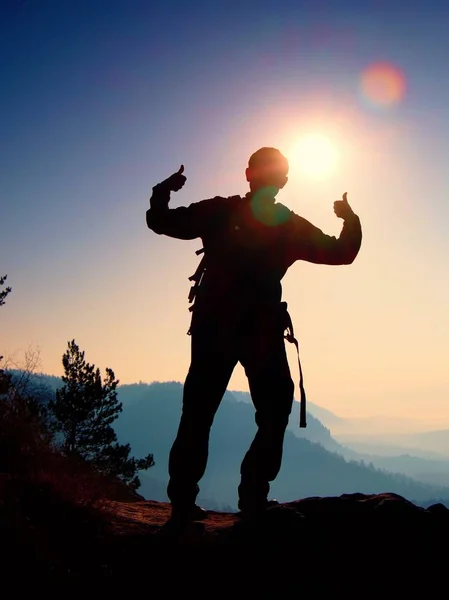 Um gesto de triunfo do homem feliz. Caminhante engraçado no pico da rocha de arenito no parque nacional Saxônia Suíça assistindo em câmera — Fotografia de Stock