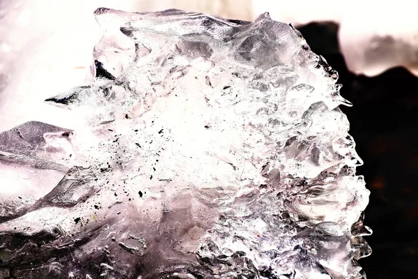 Belo grande pedaço de gelo com rachaduras abstratas. Cachoeira abaixo de geada, banco de fluxo pedregoso e desarrumado — Fotografia de Stock