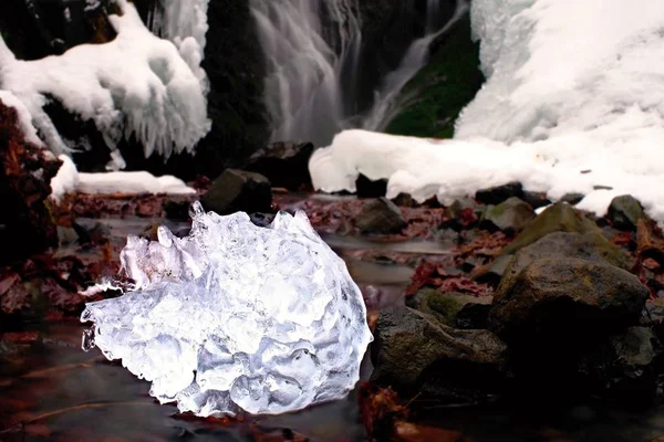 Stekelige stuk van icrystal ce met abstracte scheuren binnen. Gevallen icicle balg waterval, — Stockfoto