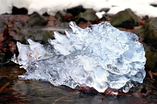 Soyut çatlakları buzla güzel büyük parçası. Icicle'ı feryat şelale, taşlı ve dağınık akışı banka — Stok fotoğraf