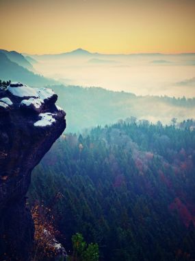 Sonbahar melankolik sabahı rocky Park. Uzun derin vadiye ağır renkli sis tam göster