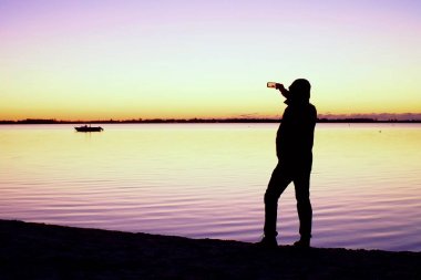 Denizde plaj fotoğraf romantik sabah adam. Yumuşak su seviyesi ile fantastik sabah