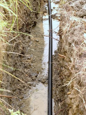 Metalik ve fiber optik kablolar satırlık bina. Yeraltı çekici ağ bağlantısı kablo döşeme. 