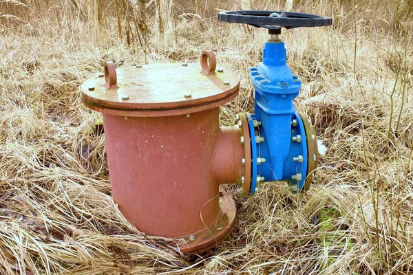 Ancien tuyau de dilatation de tuyaux d'eau potable rejoint avec une nouvelle vanne bleue et de nouveaux membres de joint bleu. Nouvelle vanne à vidange . — Photo