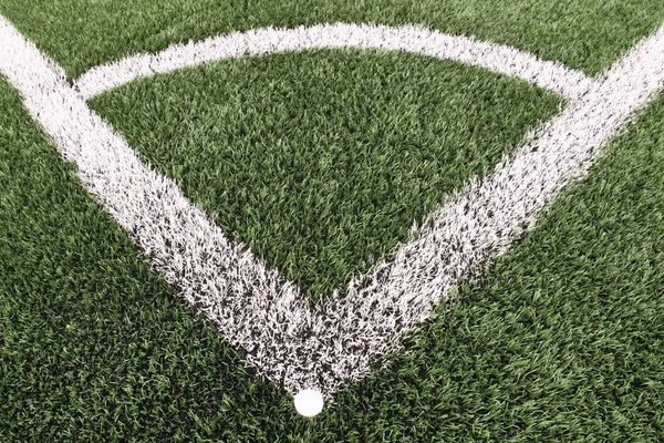 Fußballspielplatz Ecke auf Kunstrasenplatz mit gemalten weißen Markierungen. gefräster schwarzer Gummi in Basic. — Stockfoto