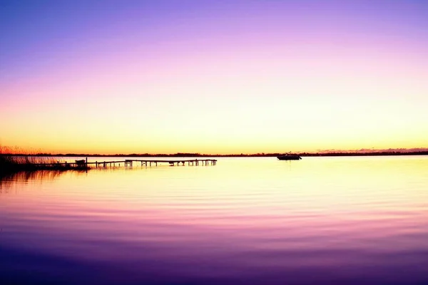 Morning in harbor. Tourists pier above sea. Sunny clear blue sky, smooth water level — Stock Photo, Image