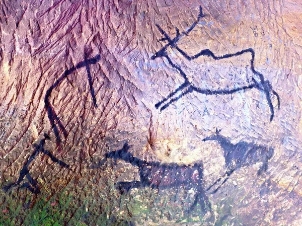 Peinture au carbone noir de la chasse humaine sur un mur de grès , — Photo