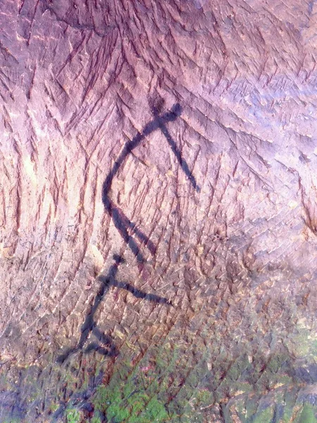 Τέχνη σε σπηλιά ψαμμίτη. Χρώμα μαύρο άνθρακα της ανθρώπινης κυνήγι — Φωτογραφία Αρχείου