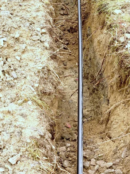 Construction de lignes de câbles métalliques et à fibres optiques. Pose de câble de connexion réseau de remorquage souterrain . — Photo
