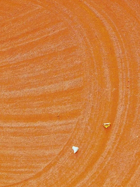 Hoja seca una pista de tenis. Seco claro rojo superficie de ladrillos triturados —  Fotos de Stock