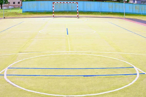 Campo de jogos exterior vazio do handebol, superfície verde clara plástica — Fotografia de Stock