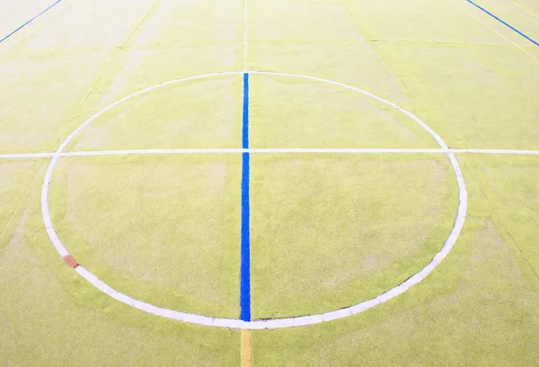 Cercle au milieu de l'aire de jeux. Court de handball extérieur vide — Photo