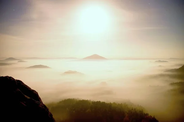 Midnight. Full moon night in a beautiful mountain of Bohemian-Saxony Switzerland. Hilly peaks and trees increased from heavy  fog — Stock Photo, Image